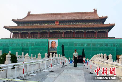 Украшение ворот Тяньаньмэнь для встречи праздника Середины осени и Дня образования КНР