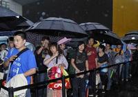 Первая продажа «iPad» в Континентальном Китае, сотни поклонников этой марки наперебой совершают покупки в дождь