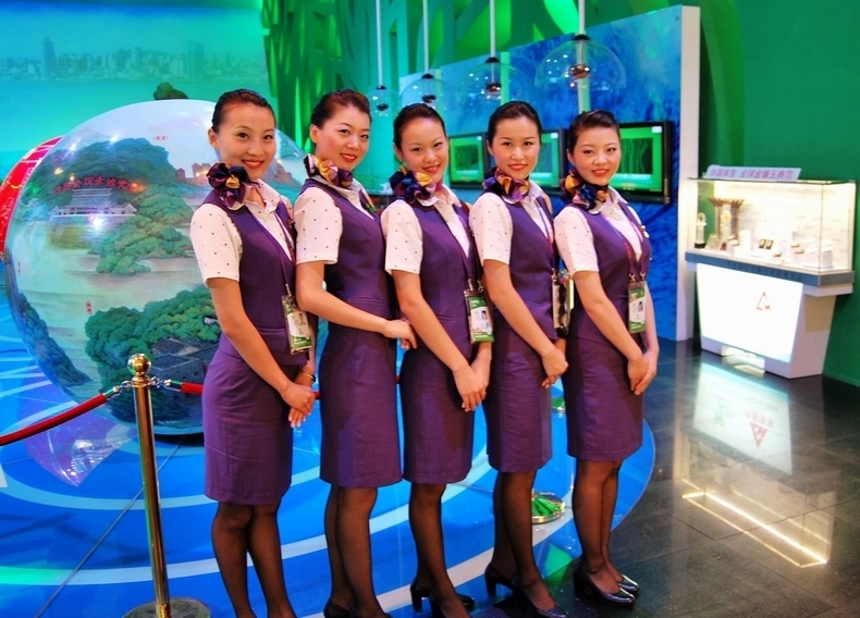 Красивые стюардессы «Сямэнь Эйрлайнз» украшают Павильон провинции Фуцзянь на ЭКСПО-2010 