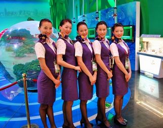 Красивые стюардессы «Сямэнь Эйрлайнз» украшают Павильон провинции Фуцзянь на ЭКСПО-2010