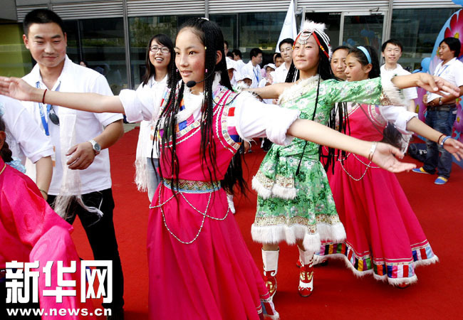 тибетские школьникии из уезда Юйшу провинции Цинхай и добровольцы вместе поют и танцуют.