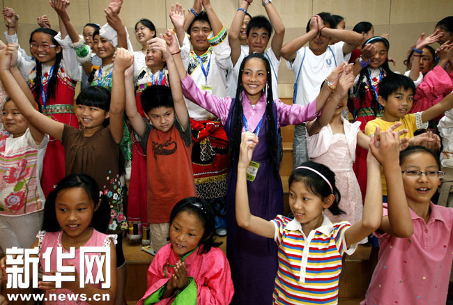 На фото: тибетские школьникии из уезда Юйшу провинции Цинхай и шанхайские дети вместе поют и танцуют.