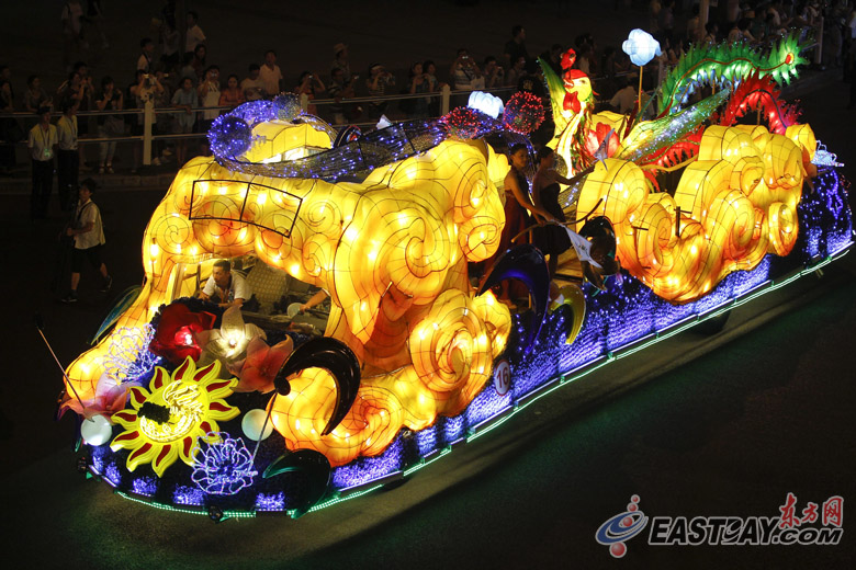 Украшенные автомашины, участвующие в церемонии открытия Шанхайского фестиваля туризма, появились в Парке павильонов ЭКСПО 