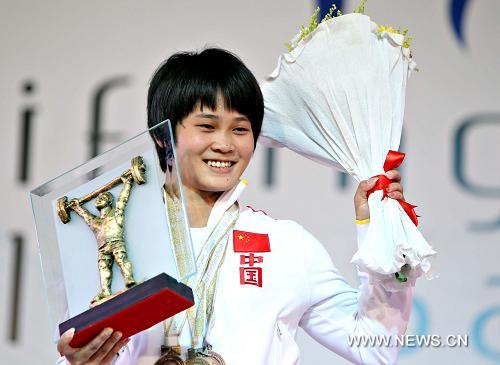 На чемпионате мира по тяжелой атлетике китаянка Дэн Вэй завоевала 'золото' в категории до 58 кг