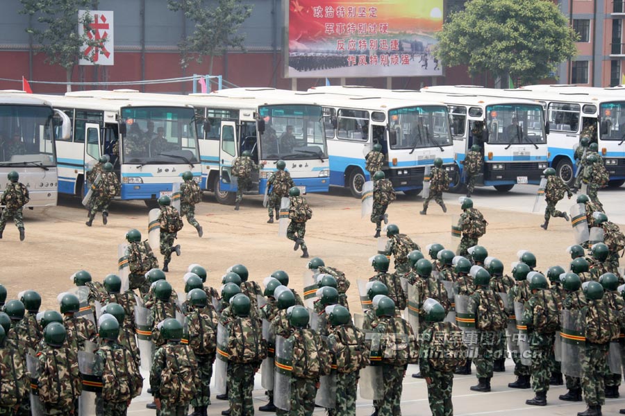 Замечательные снимки тренировок тактической группы Вооруженной полиции Пекина 