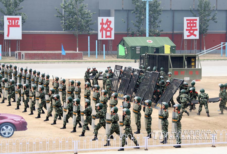 Замечательные снимки тренировок тактической группы Вооруженной полиции Пекина 