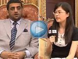Лю Лэ из отдела арабского языка берет интервью у посла Омана в Китае