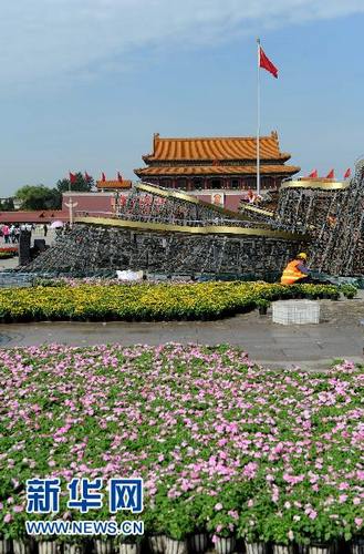 Началась установка цветочных клумб на площади Тяньаньмэнь