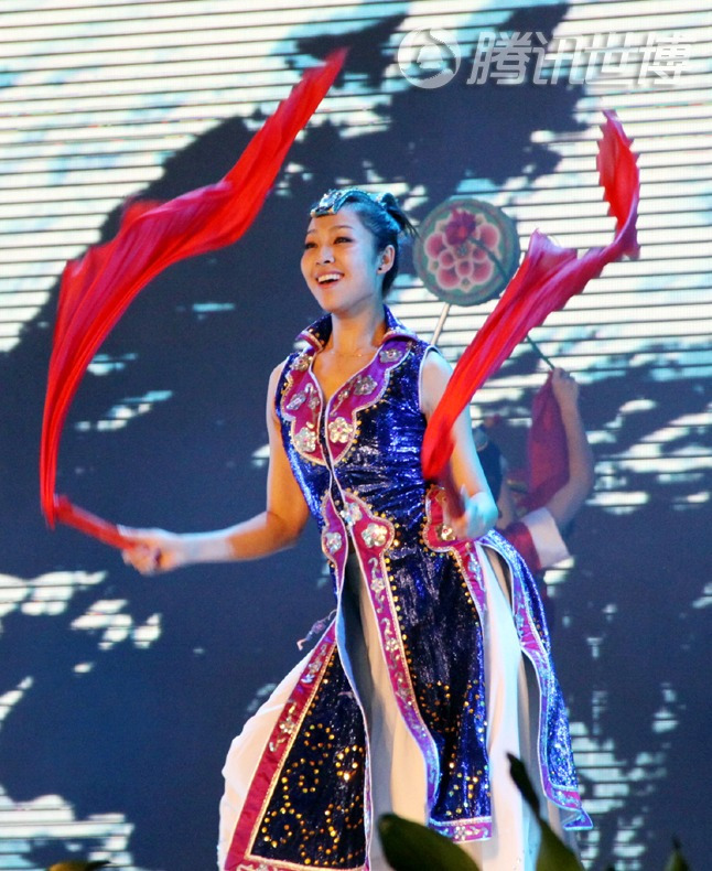 Замечательные музыкально-танцевальные выступления в рамках «Недели провинции Цинхай» на ЭКСПО-2010 в Шанхае 