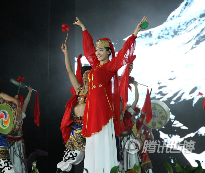 Замечательные музыкально-танцевальные выступления в рамках «Недели провинции Цинхай» на ЭКСПО-2010 в Шанхае 