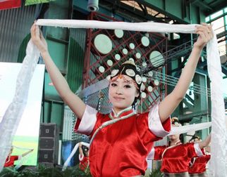 Замечательные музыкально-танцевальные выступления в рамках «Недели провинции Цинхай» на ЭКСПО-2010 в Шанхае