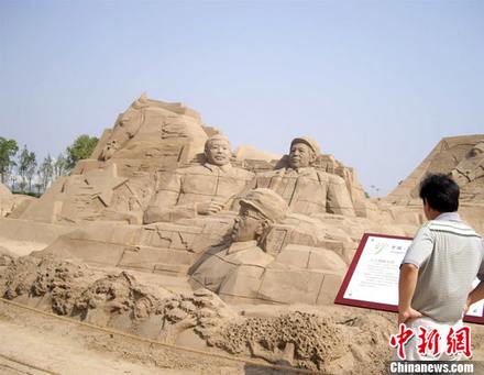 Самая крупная в Азии группа песчаных скульптур