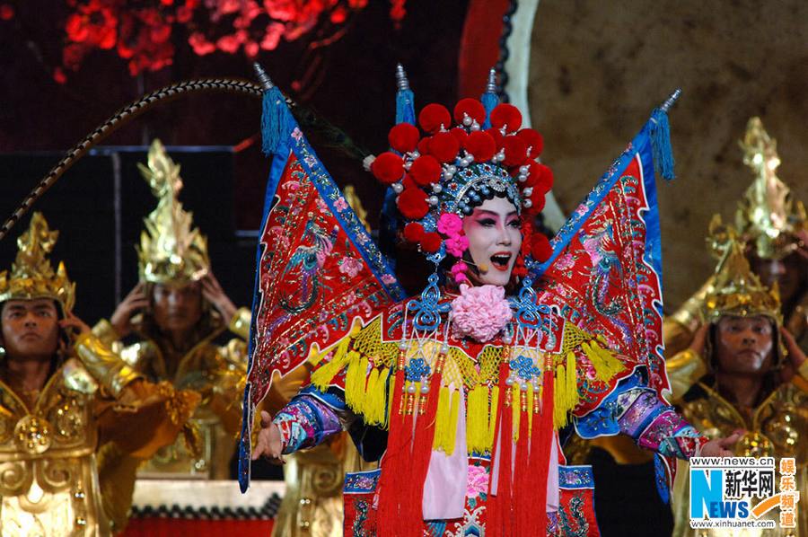 Известная певица Тань Цзин в местной опере провинции Шаньси – театр с барабанным боем