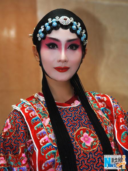Известная певица Тань Цзин в местной опере провинции Шаньси – театр с барабанным боем