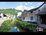 Деревня Юйюань является таинственным поселком, расположена в уезде Уи провинции Чжэцзян. По дизайну мудреца из динистии Мин Лю Бовэня, вся деревня была основана согласно Зодиаку.