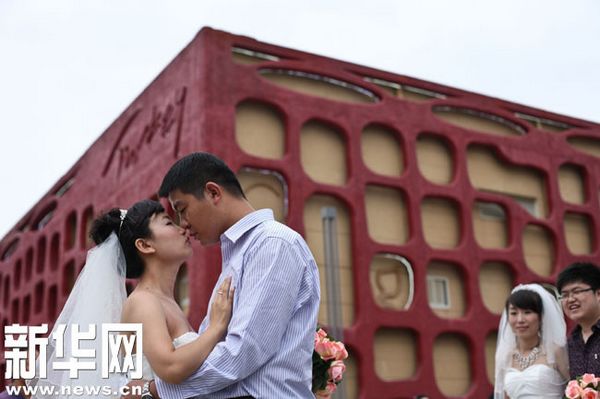 На фото: 25 сентября, пара новобрачных сняла свадебные фотографии перед Паивльоном Турции в Парке павильонов ЭКСПО.