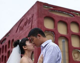 20 пар новобрачных сняли свадебные фотографии в Парке павильонов ЭКСПО