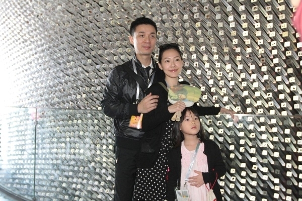 Семья популярной телеведущей Сюй Сиди посетила Парк павильонов ЭКСПО-2010 в Шанхае
