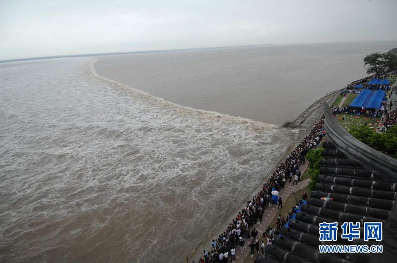 Сотни тысяч туристов любовались приливом на реке Цяньтанцзян