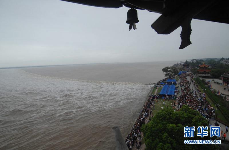 Сотни тысяч туристов любовались приливом на реке Цяньтанцзян