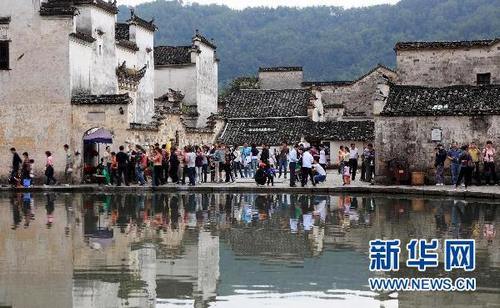 Деревня Хунцунь привлекает туристов из разных мест