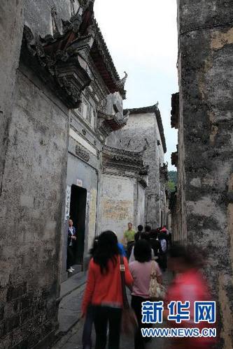 Деревня Хунцунь привлекает туристов из разных мест