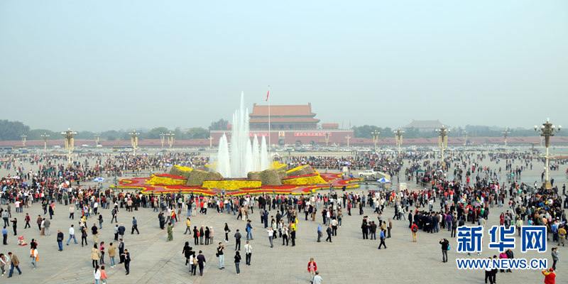 Завершилась установка цветочных клумб на площади Тяньаньмэнь