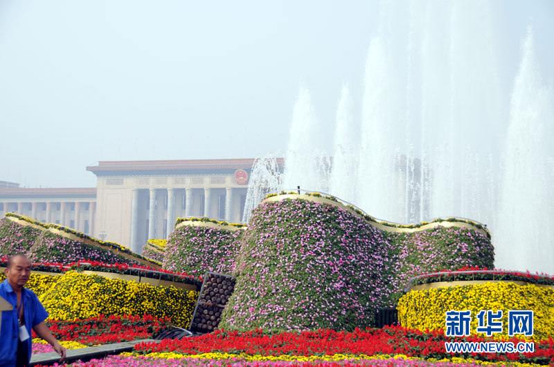 Завершилась установка цветочных клумб на площади Тяньаньмэнь