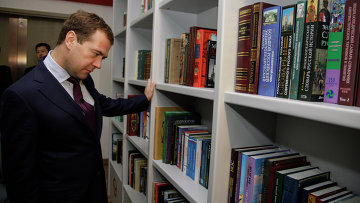 Медведев советует русским учить китайский язык, а китайцам - русский