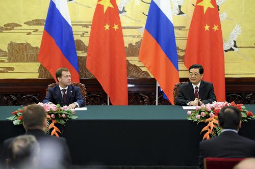 Председатель КНР Ху Цзиньтао и президент РФ Д.Медведев ответили на вопросы СМИ