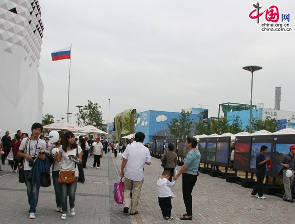 Российский павильон новыми экспонатами встречает Дмитрия Медведева 