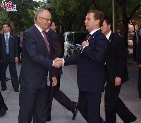 На фото: Президент РФ Д.Медведев (справа) и руководитель «Россотрудничества» Фарит Мухаметшин