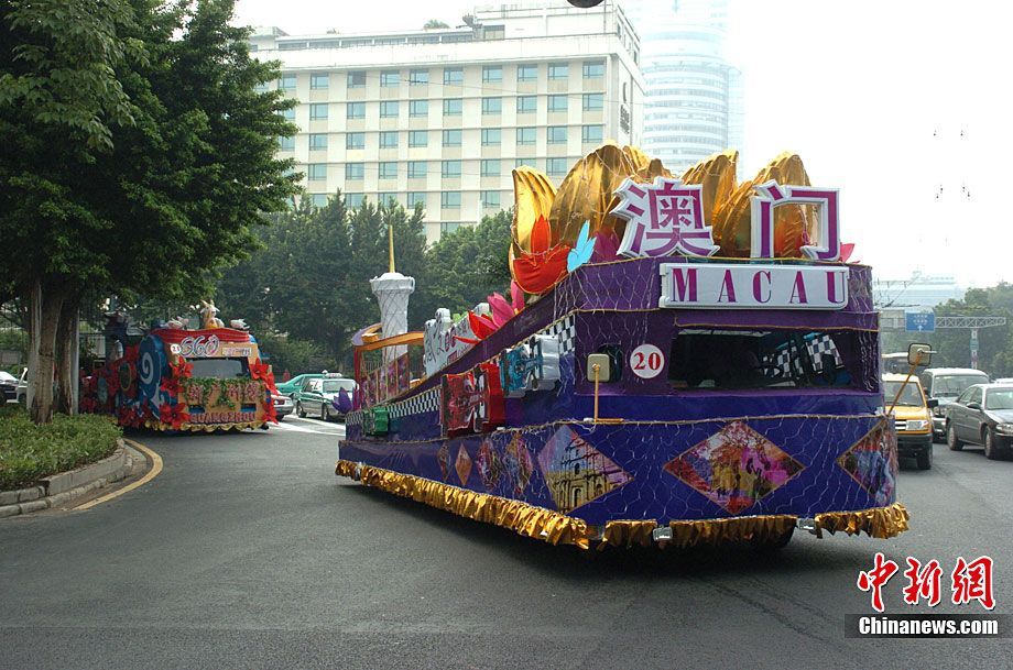 В Гуанчжоу прошел парад цветных машин в честь Азиатской спартакиады 4