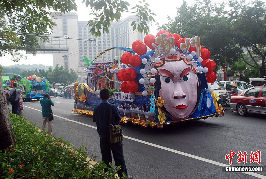 В Гуанчжоу прошел парад цветных машин в честь Азиатской спартакиады 5