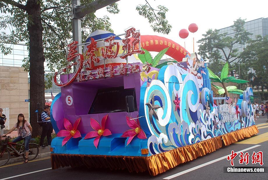 В Гуанчжоу прошел парад цветных машин в честь Азиатской спартакиады 8