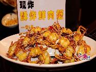 На ночном рынке на улице Тайвань в Пекине можно попробовать настоящие тайваньские закуски. Глубокая местная специфика и натуральный деревенский колорит позволяют ночному рынку стать одной из важных частей простонародной культуры.
