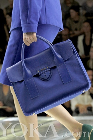 Последняя коллекция женских сумок от «Prada» весенне-летнего сезона 2011 г. 2