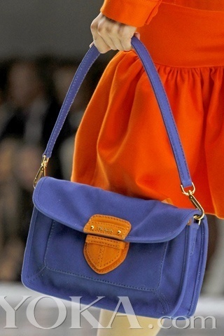 Последняя коллекция женских сумок от «Prada» весенне-летнего сезона 2011 г. 3