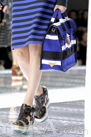 Последняя коллекция женских сумок от «Prada» весенне-летнего сезона 2011 г. 5