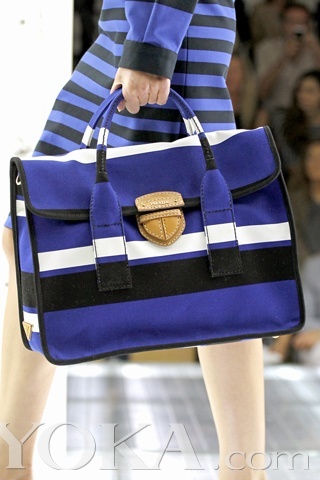 Последняя коллекция женских сумок от «Prada» весенне-летнего сезона 2011 г. 6