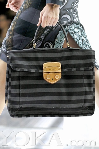 Последняя коллекция женских сумок от «Prada» весенне-летнего сезона 2011 г. 8