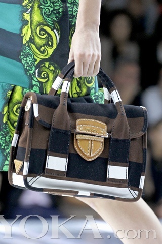 Последняя коллекция женских сумок от «Prada» весенне-летнего сезона 2011 г. 9
