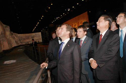 Си Цзиньпин и Д. Медведев совместно присутствовали на мероприятиях в честь Дня национального павильона России на ЭКСПО-2010
