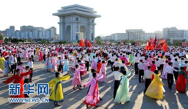 В Пхеньяне молодые люди танцевали в честь избрания Ким Чен Ира на пост генерального секретаря Трудовой партии КНДР