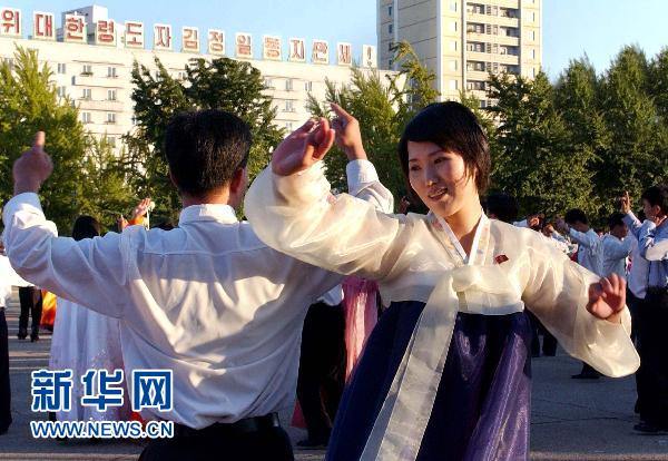 В Пхеньяне молодые люди танцевали в честь избрания Ким Чен Ира на пост генерального секретаря Трудовой партии КНДР