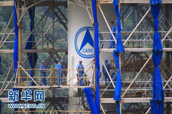 Сотрудники напряженно готовятся к запуску китайского исследовательского спутника «Чанъэ-2» 