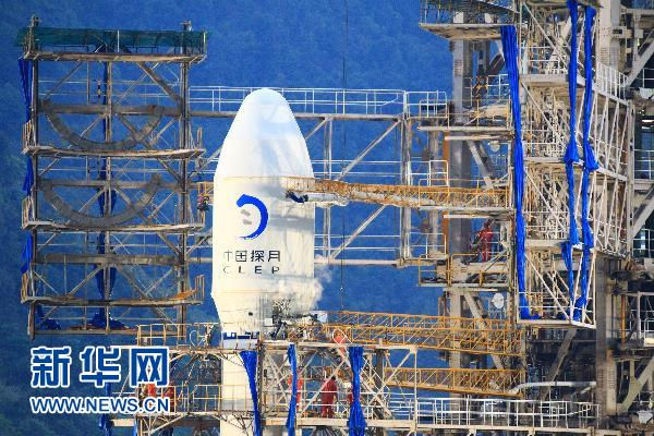 Сотрудники напряженно готовятся к запуску китайского исследовательского спутника «Чанъэ-2» 