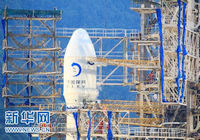 Сотрудники напряженно подготовляют к запуску китайского исследовательского спутника «Чанъэ-2»
