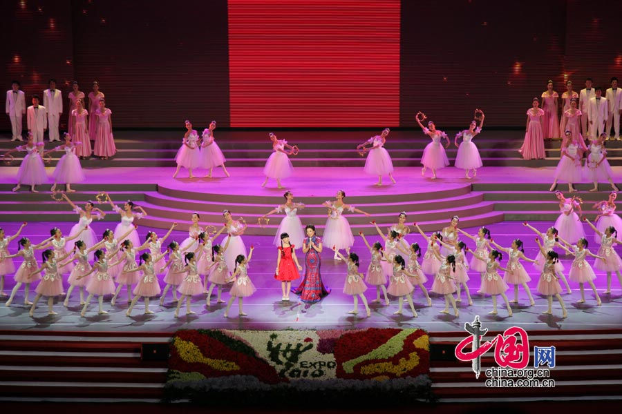 Танцевальный номер «С Днем рождения, Родина-мать» на торжественном вечере, посвященном Дню Китая на ЭКСПО
