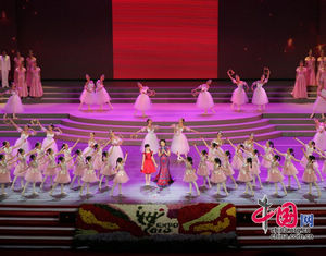 Танцевальный номер «С Днем рождения, Родина-мать» на торжественном вечере, посвященном Дню Китая на ЭКСПО